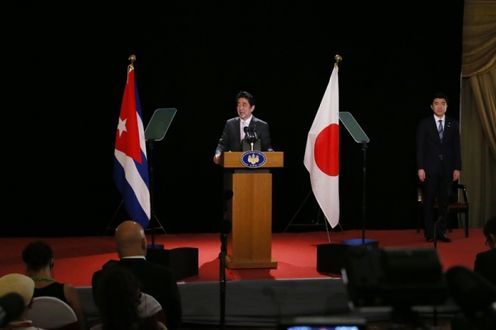 安倍总理访问了古巴共和国的哈瓦那。