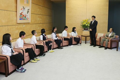安倍总理在总理大臣官邸接受了北方青少年（北方领土原居民的第三代、第四代等，均为初中生）的拜访。