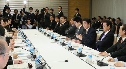 安倍总理在总理大臣官邸召开了第5次一亿总活跃国民会议。
