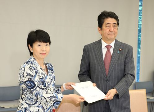 安倍总理在总理大臣官邸出席了第18次规制改革推进会议。