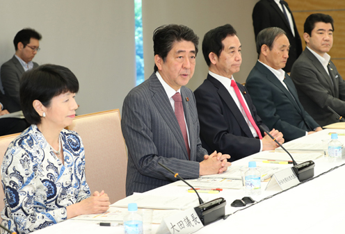 安倍总理在总理大臣官邸出席了第18次规制改革推进会议。