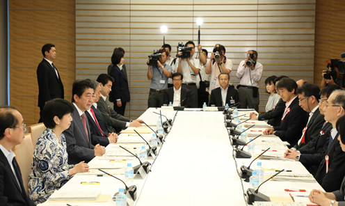 安倍总理在总理大臣官邸出席了第18次规制改革推进会议。