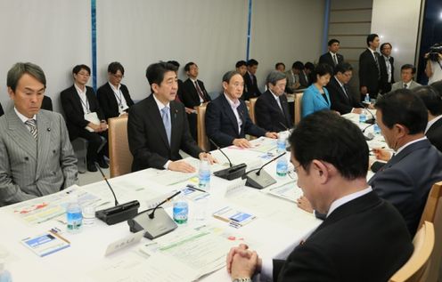 安倍总理在总理大臣官邸出席了第24次经协基础设施战略会议。