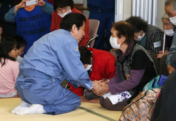 安倍总理为了视察熊本地震造成灾害状况，访问了熊本县。