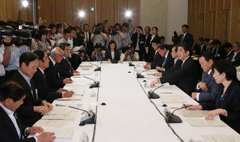 安倍总理在总理大臣官邸出席了2016年度第1次“中央与地方协商会议”。