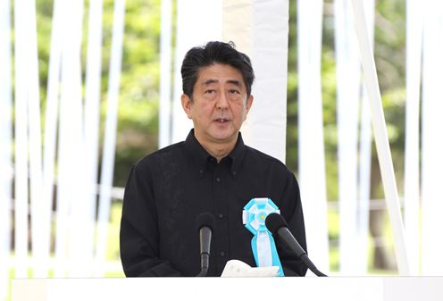 安倍总理出席了在冲绳县举行的2017年冲绳全体战殁者追悼仪式。