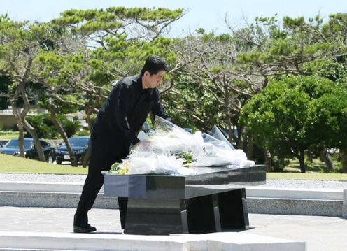 安倍总理出席了在冲绳县举行的2016年冲绳全体战殁者追悼仪式。