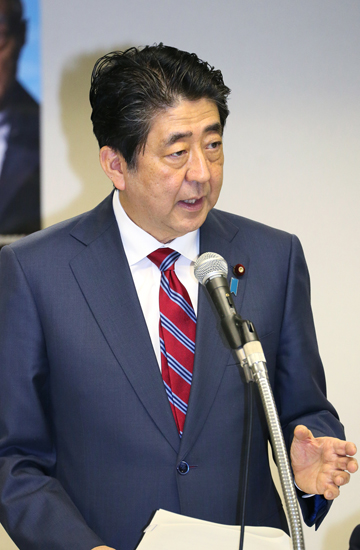 安倍总理在东京都内与北朝鲜绑架受害者家属举行了恳谈,并出席了“将北朝鲜绑架问题作为最优先在本年中救出受害者!国民大集会”。