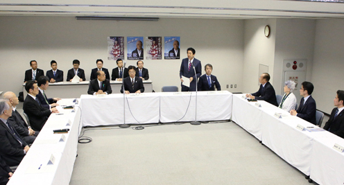 安倍总理在东京都内与北朝鲜绑架受害者家属举行了恳谈,并出席了“将北朝鲜绑架问题作为最优先在本年中救出受害者!国民大集会”。