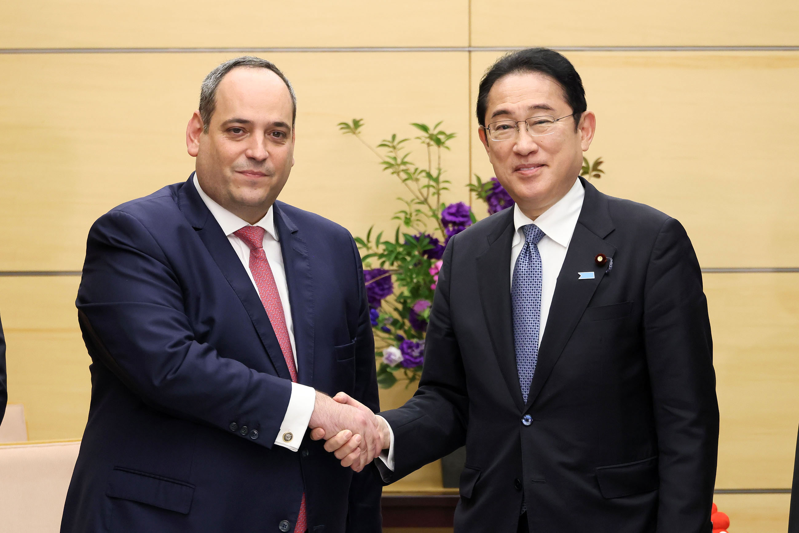 岸田首相接受拜会2