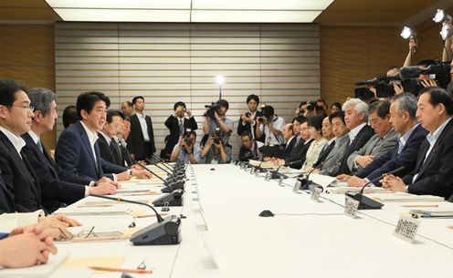 安倍总理在总理大臣官邸召开了第13次复兴推进会议。