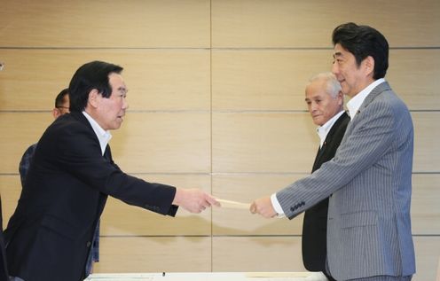 安倍总理在总理大臣官邸接受了执政党东日本大地震复兴加速化本部递交的第6次提议书。