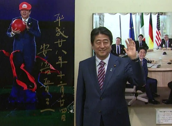 安倍总理访问了在东京都内举行的第57届2016年报道摄影展。