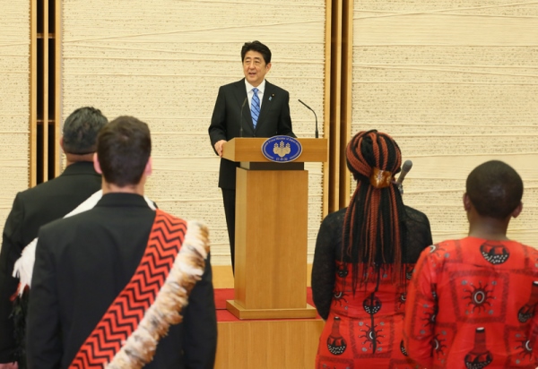 安倍总理在总理大臣官邸接受了世界青年之船参加者的拜会。