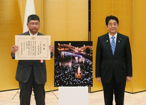安倍总理在总理大臣官邸出席了伊势志摩峰会“想献给世界的日本”摄影大赛表彰仪式。