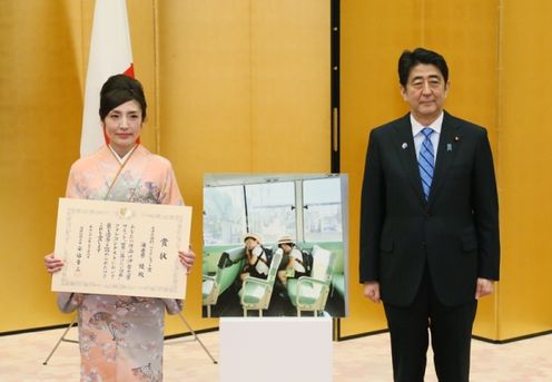 安倍总理在总理大臣官邸出席了伊势志摩峰会“想献给世界的日本”摄影大赛表彰仪式。