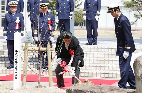 安倍总理出席了位于广岛县吴市的海上保安大学校的毕业典礼。