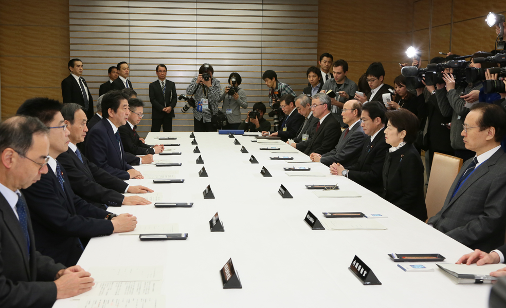 安倍总理在总理大臣官邸召开了“关于在叙利亚发生的威胁杀害日本人质事件的相关阁僚会议”。