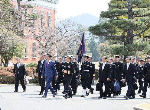 安倍总理视察了位于广岛县江田岛市的海上自卫队江田岛地区。