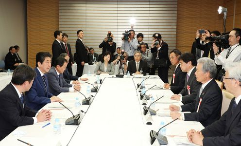 安倍总理在总理大臣官邸召开了2018年第5次经济财政咨询会议。