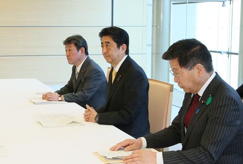 安倍总理在总理大臣官邸会见了日本劳动组合总联合会。
