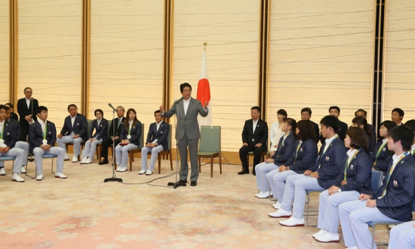 安倍总理在总理大臣官邸接受了第31届奥林匹克运动会(2016/里约热内卢)日本代表选手团的拜访。