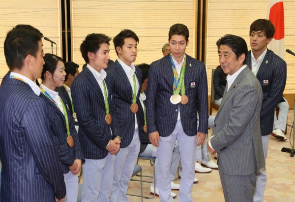 安倍总理在总理大臣官邸接受了第31届奥林匹克运动会(2016/里约热内卢)日本代表选手团的拜访。