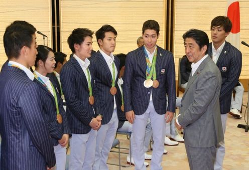 安倍总理在总理大臣官邸接受了第31届奥林匹克运动会（2016/里约热内卢）日本代表选手团的拜访。
