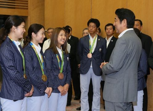 安倍总理在总理大臣官邸接受了第31届奥林匹克运动会（2016/里约热内卢）日本代表选手团的拜访。