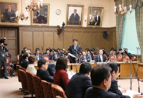安倍总理出席了参议院财政金融委员会。