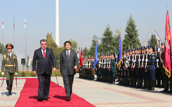 安倍总理访问了塔吉克斯坦共和国的杜尚别。