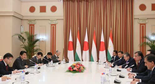安倍总理访问了塔吉克斯坦共和国的杜尚别。