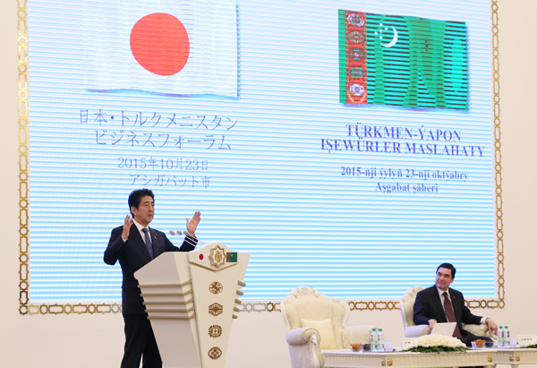 安倍总理访问了土库曼斯坦的阿什哈巴德。