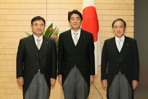 安倍总理向远藤利明国务大臣交付了东京奥运会・东京残奥会担当大臣任命书。