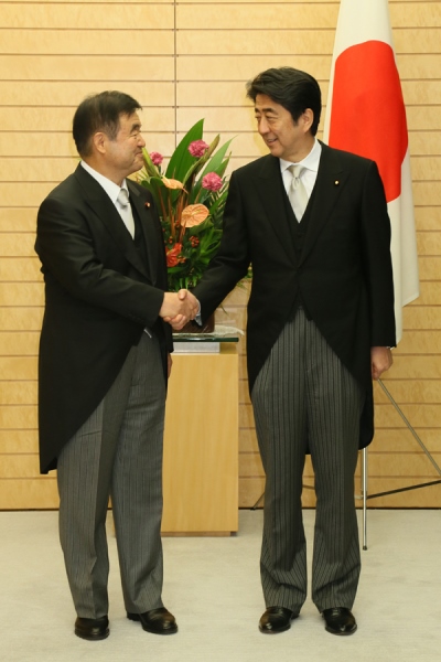 安倍总理向远藤利明国务大臣交付了东京奥运会・东京残奥会担当大臣任命书。