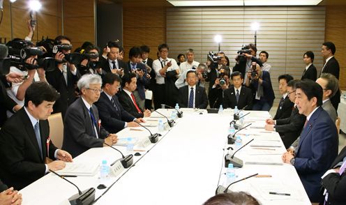 安倍总理在总理大臣官邸召开了2017年第6次经济财政咨询会议。