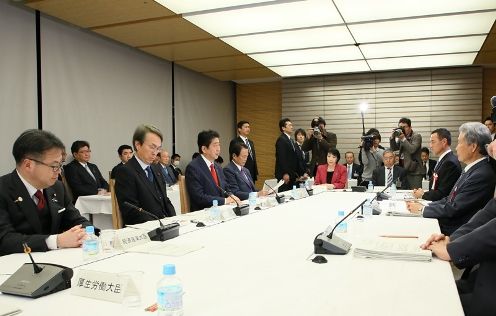 安倍总理在总理大臣官邸召开了2017年第1次经济财政咨询会议。