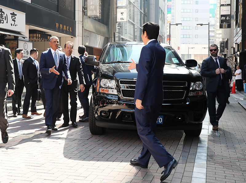 安倍总理与美利坚合众国前总统贝拉克・奥巴马共进了午餐。