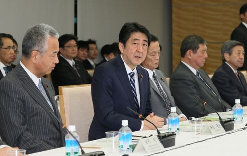安倍总理在总理大臣官邸召开了第25次产业竞争力会议。
