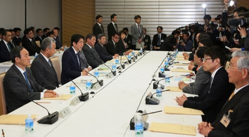 安倍总理在总理大臣官邸召开了第25次产业竞争力会议。