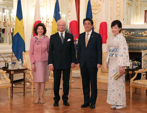 与瑞典王国卡尔十六世古斯塔夫国王陛下及王妃陛下进行恳谈等 总理动向 日本国首相官邸