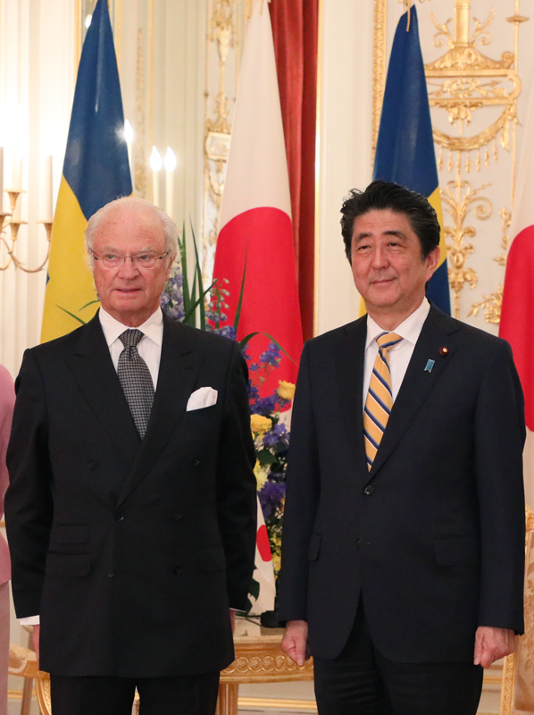 安倍总理在迎宾馆赤坂离宫与瑞典王国国王卡尔十六世古斯塔夫国王陛下及希尔维亚王妃陛下进行恳谈,并举办了晚餐会。