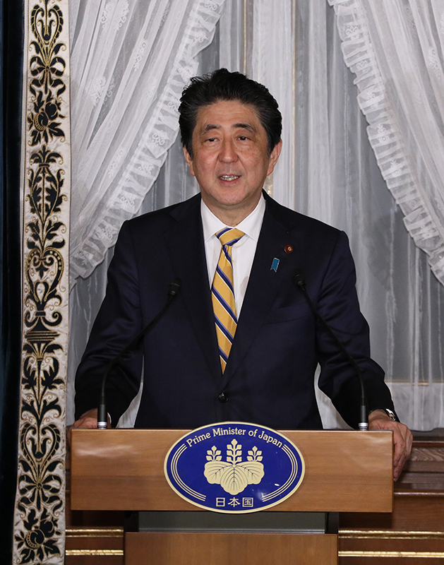 安倍总理在迎宾馆赤坂离宫与瑞典王国国王卡尔十六世古斯塔夫国王陛下及希尔维亚王妃陛下进行恳谈,并举办了晚餐会。