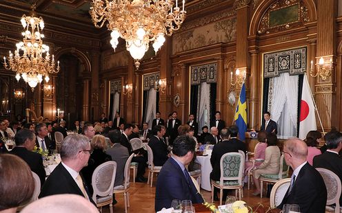 安倍总理在迎宾馆赤坂离宫与瑞典王国国王卡尔十六世古斯塔夫国王陛下及希尔维亚王妃陛下进行恳谈，并举办了晚餐会。