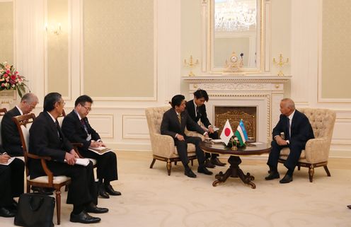 安倍总理访问了乌兹别克斯坦共和国的塔什干。