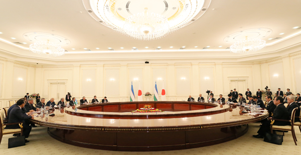 安倍总理访问了乌兹别克斯坦共和国的塔什干。