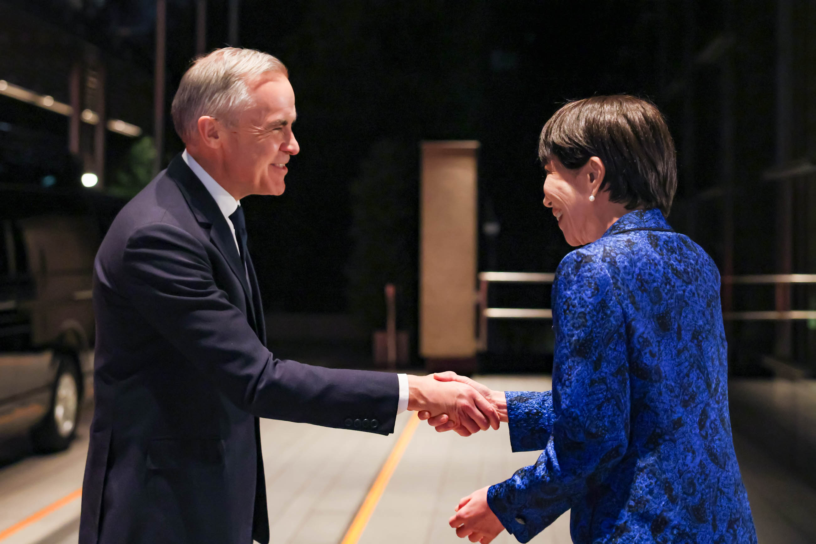 高市首相迎接卡尼总理