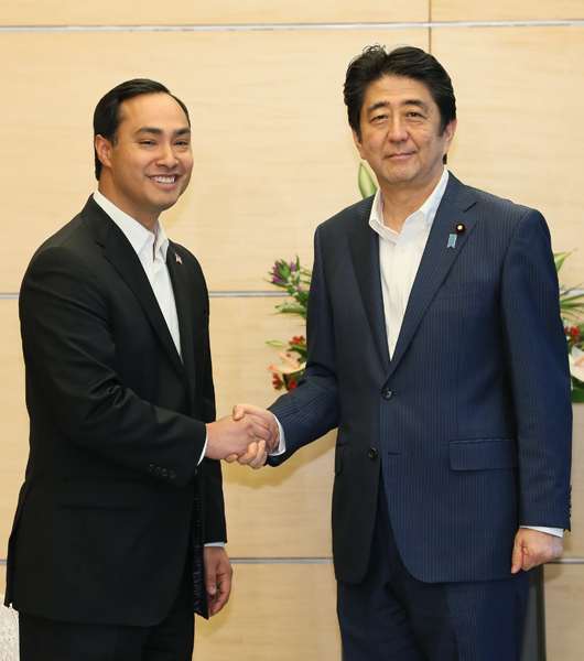 安倍总理在总理大臣官邸接受了美国对日友好议员联盟“日本同盟”(Japan Caucus)所属议员一行的拜会。