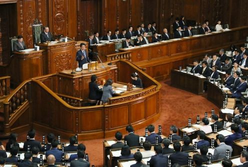 安倍总理在众议院全体会议及参议院全体会议上发表了第192届国会所信表明演说。