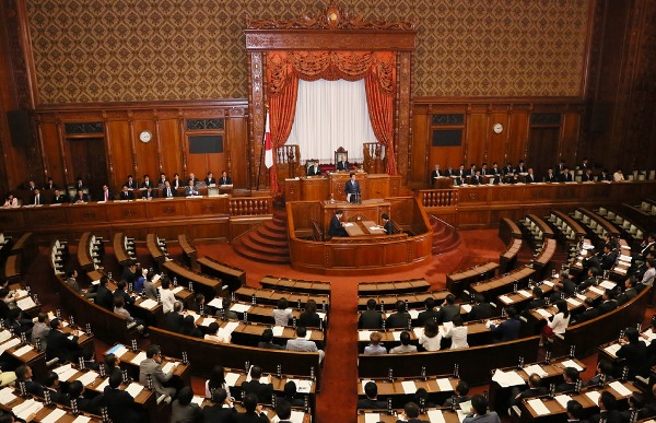 安倍总理在众议院全体会议及参议院全体会议上发表了第192届国会所信表明演说。